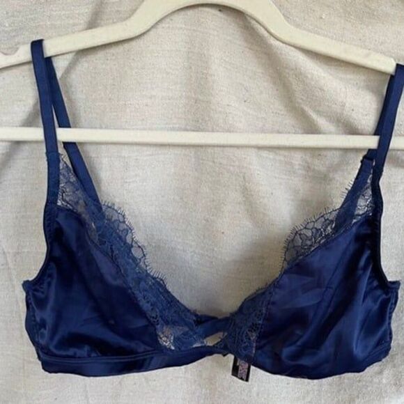 Victoria's Secret Bralette Large No underwire or Padding Lingerie - Picture 1 of 7